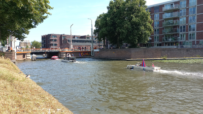 909884 Afbeelding van enkele waterauto's in de Vaartsche Rijn te Utrecht, ter hoogte van de Oranjebrug.